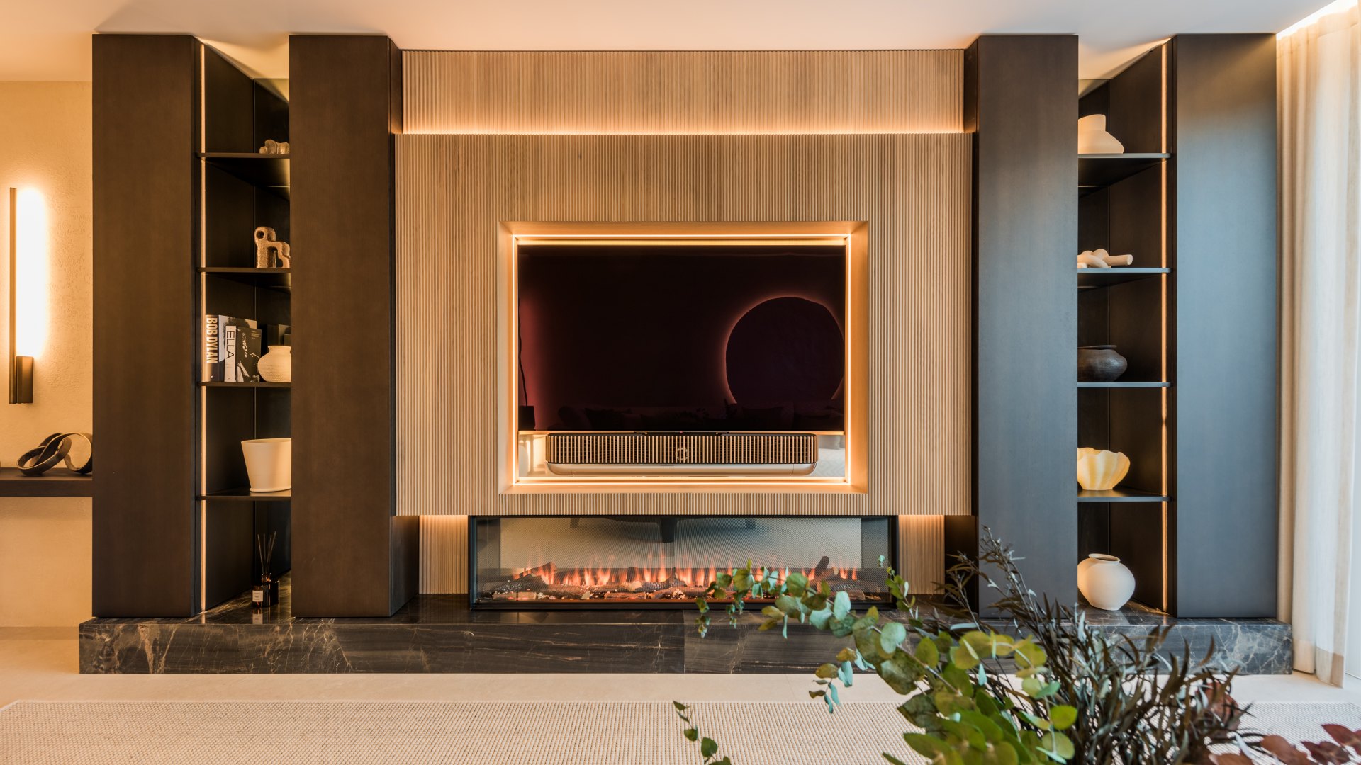 Stunning high end penthouse with spectacular sea views on the beachfront in Marbella East