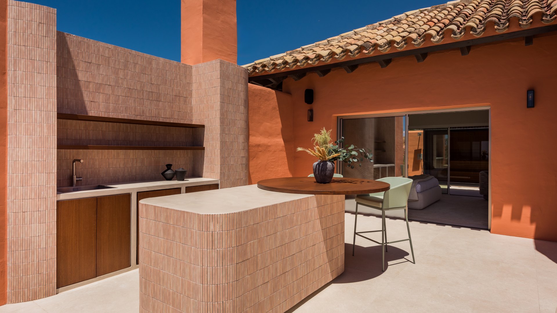 Stunning high end penthouse with spectacular sea views on the beachfront in Marbella East