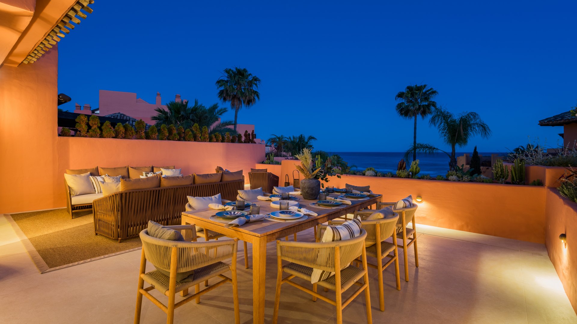 Stunning high end penthouse with spectacular sea views on the beachfront in Marbella East