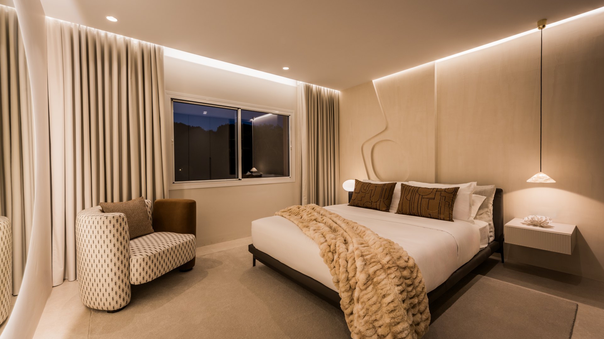 Stunning high end penthouse with spectacular sea views on the beachfront in Marbella East