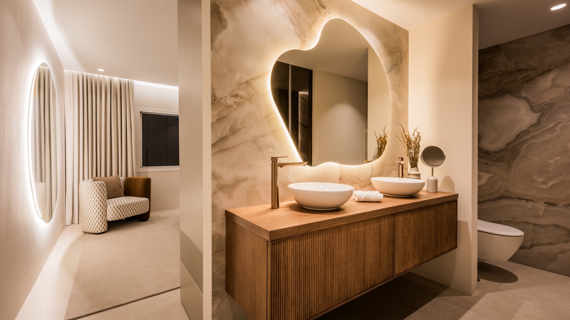 Stunning high end penthouse with spectacular sea views on the beachfront in Marbella East