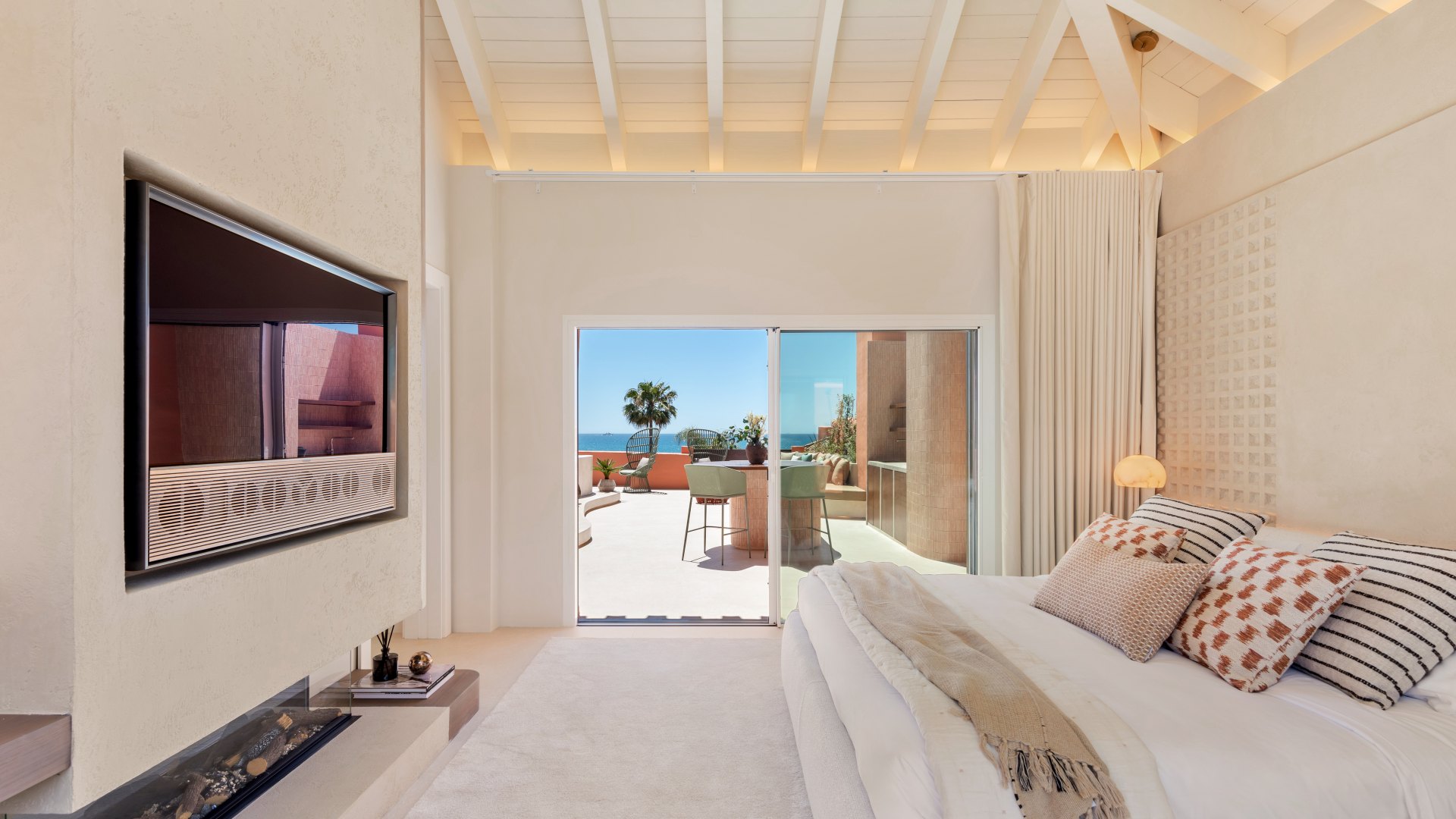 Stunning high end penthouse with spectacular sea views on the beachfront in Marbella East