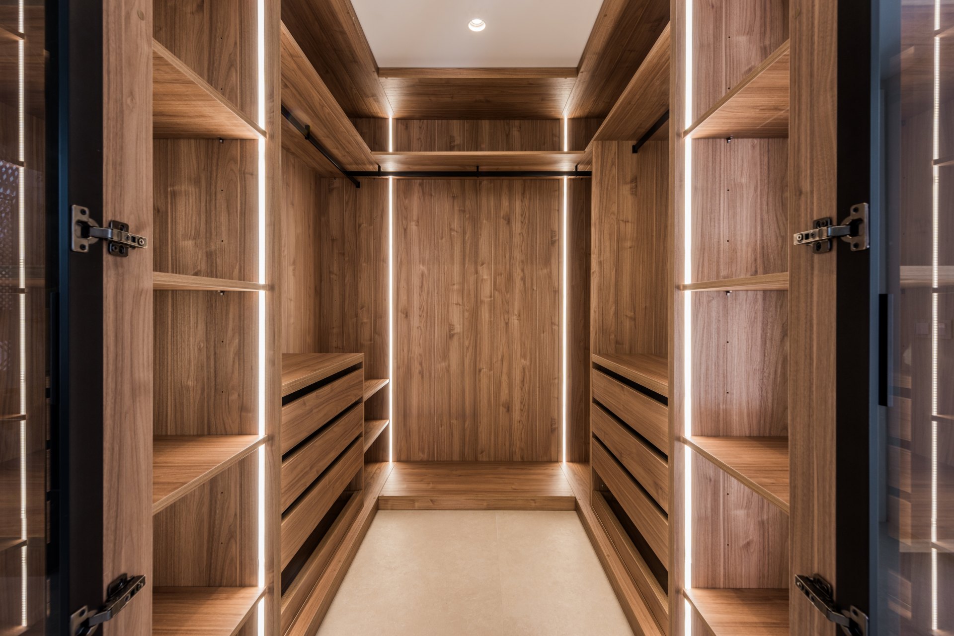 Stunning high end penthouse with spectacular sea views on the beachfront in Marbella East