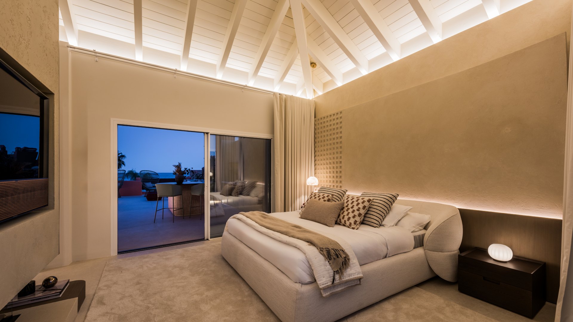 Stunning high end penthouse with spectacular sea views on the beachfront in Marbella East