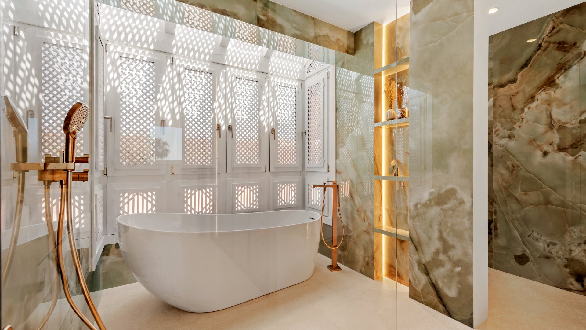 Stunning high end penthouse with spectacular sea views on the beachfront in Marbella East