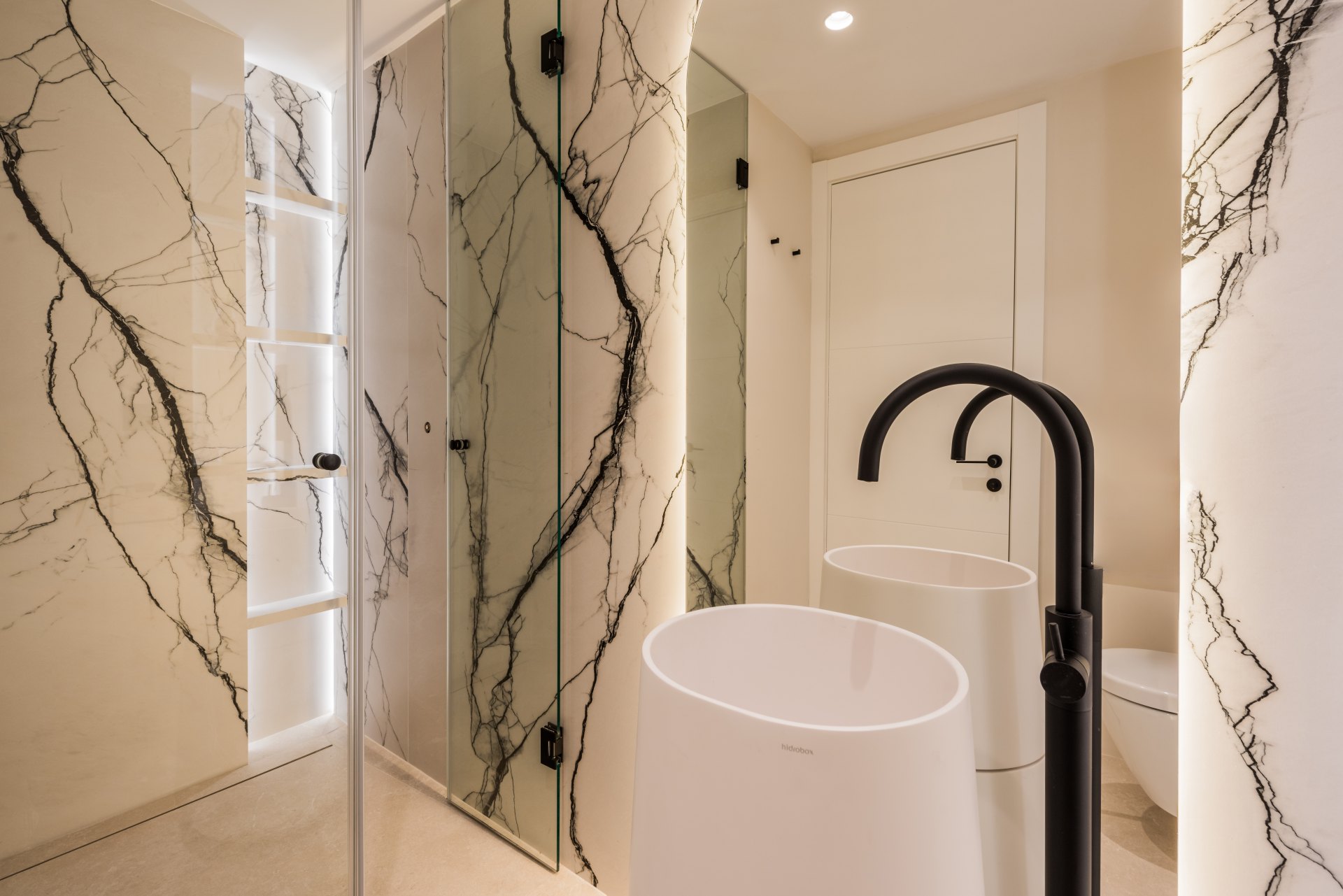 Stunning high end penthouse with spectacular sea views on the beachfront in Marbella East