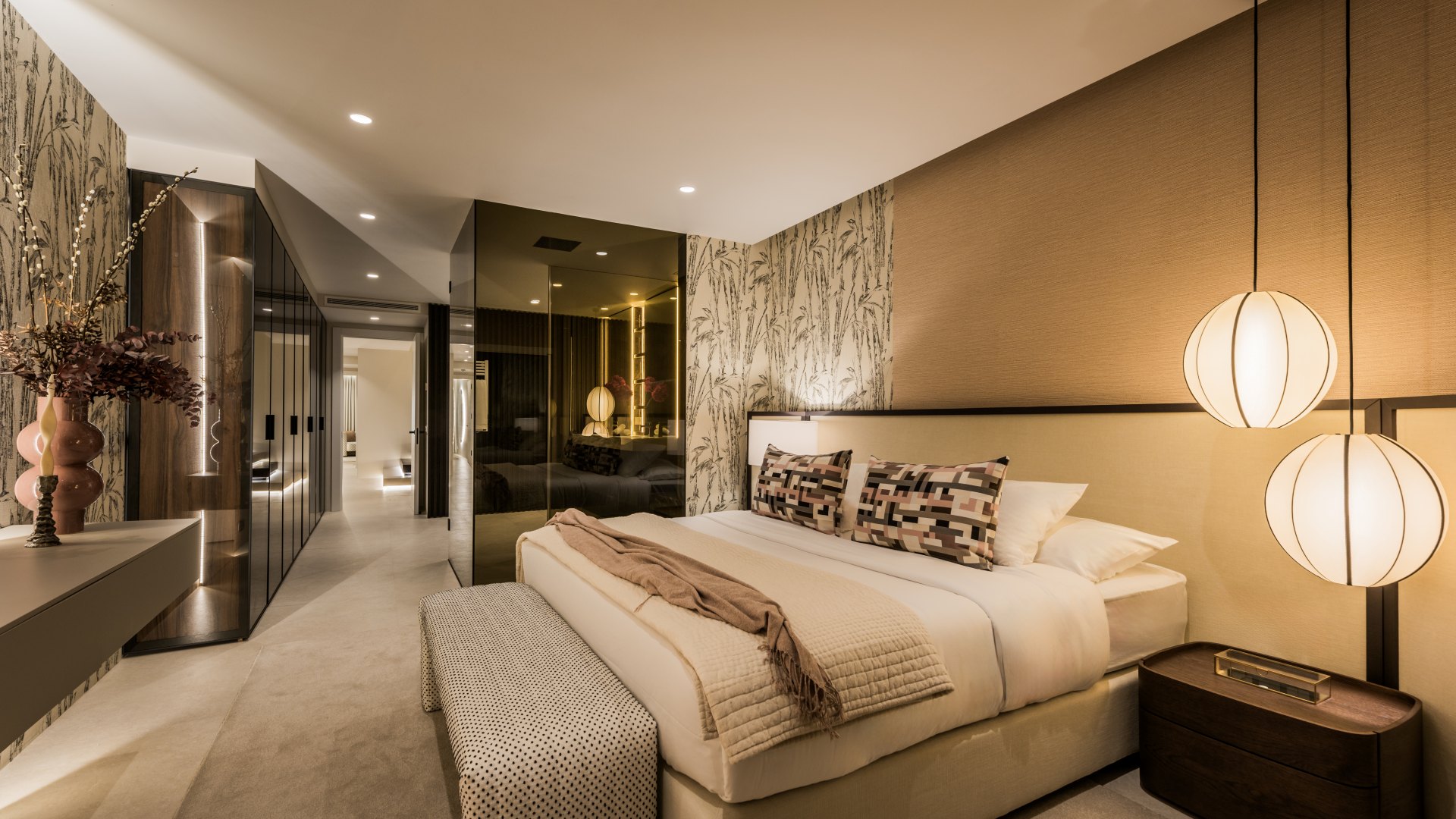 Stunning high end penthouse with spectacular sea views on the beachfront in Marbella East