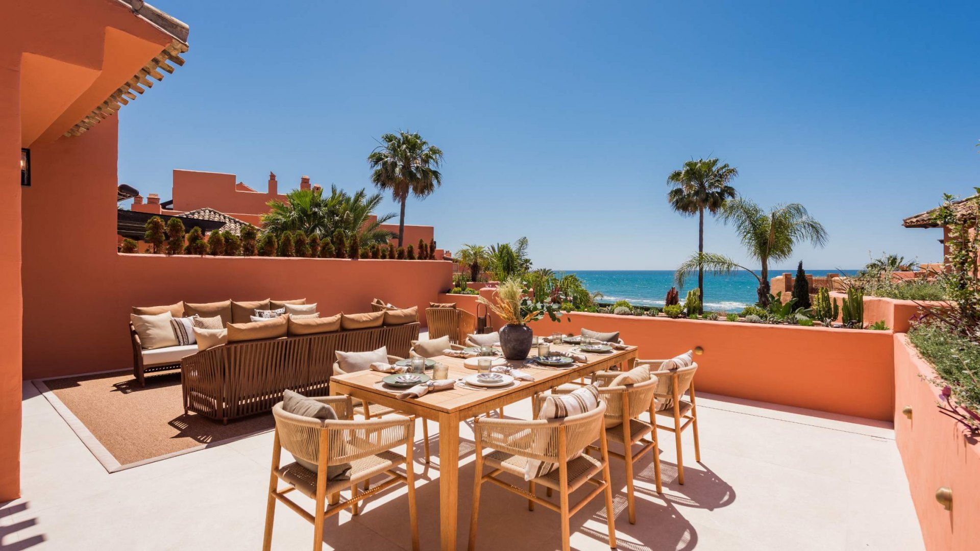 Stunning high end penthouse with spectacular sea views on the beachfront in Marbella East