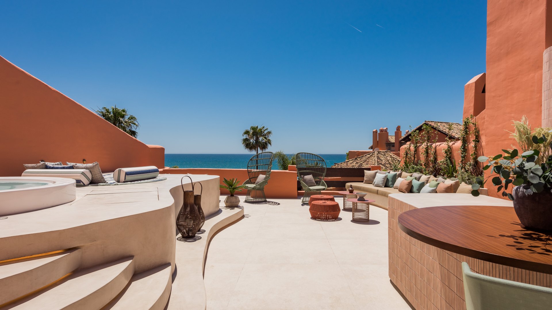 Stunning high end penthouse with spectacular sea views on the beachfront in Marbella East