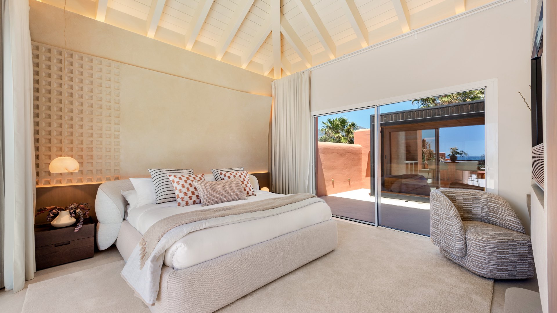 Stunning high end penthouse with spectacular sea views on the beachfront in Marbella East