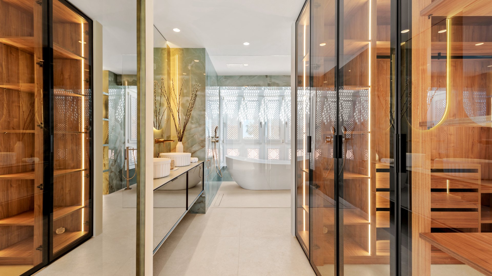 Stunning high end penthouse with spectacular sea views on the beachfront in Marbella East