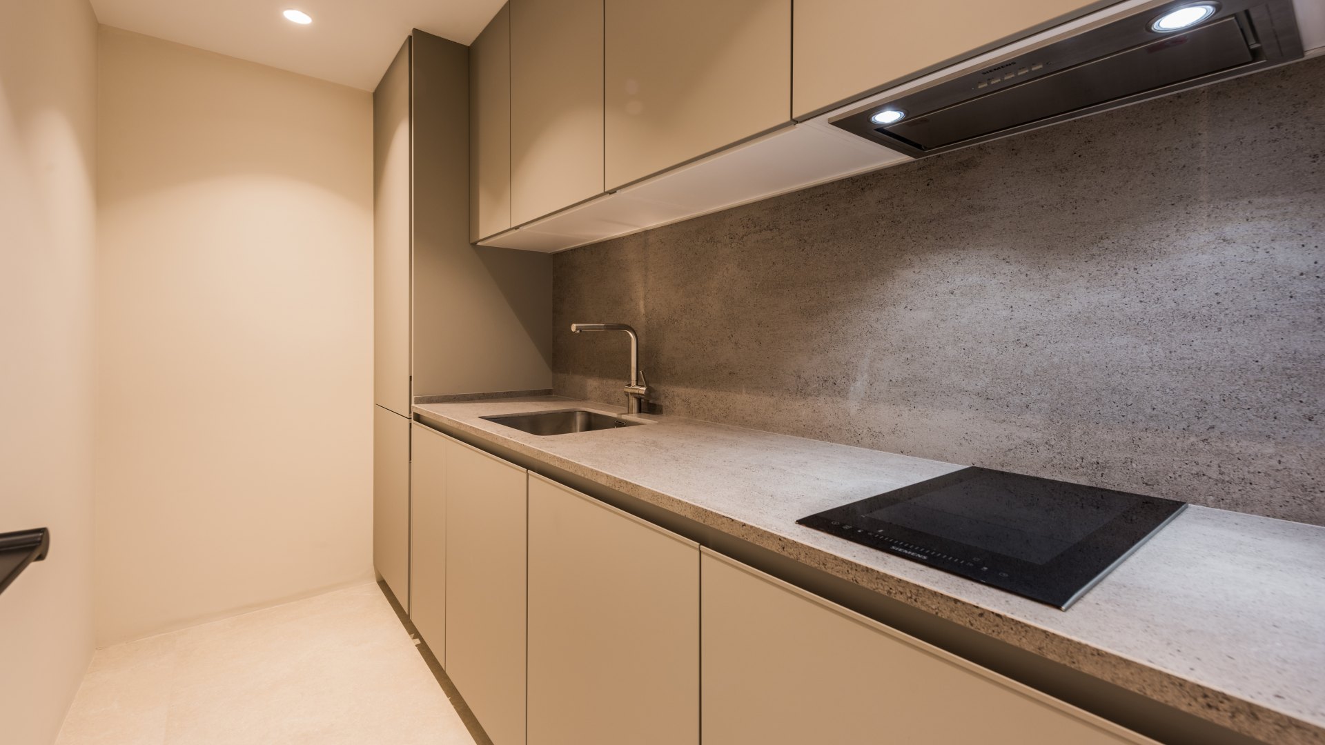 Stunning high end penthouse with spectacular sea views on the beachfront in Marbella East