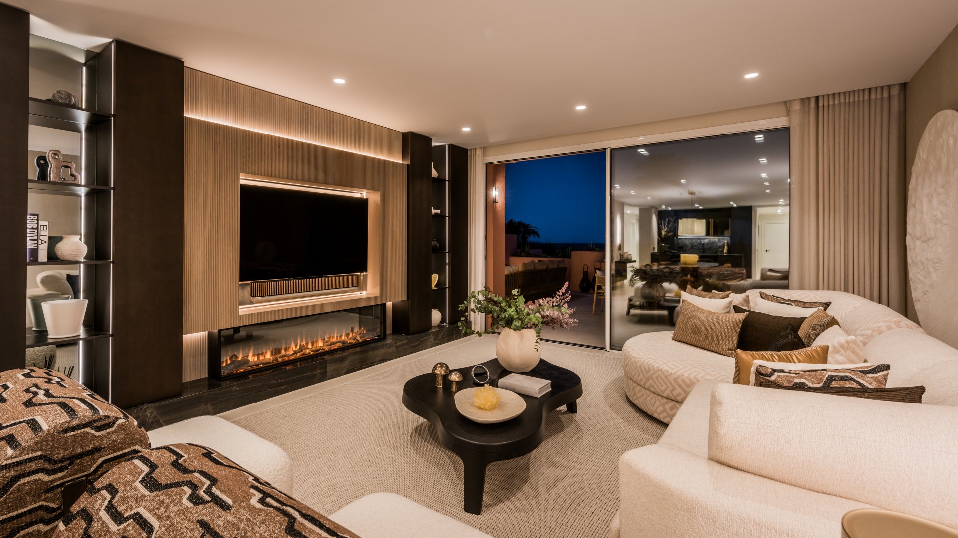 Stunning high end penthouse with spectacular sea views on the beachfront in Marbella East