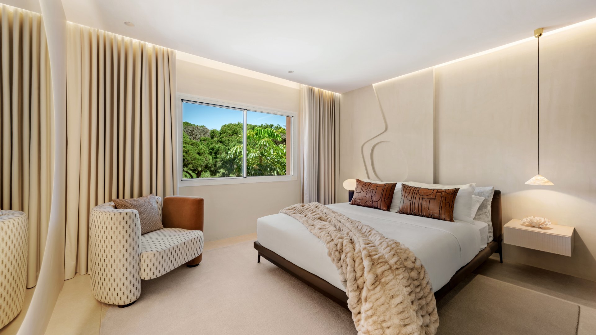 Stunning high end penthouse with spectacular sea views on the beachfront in Marbella East