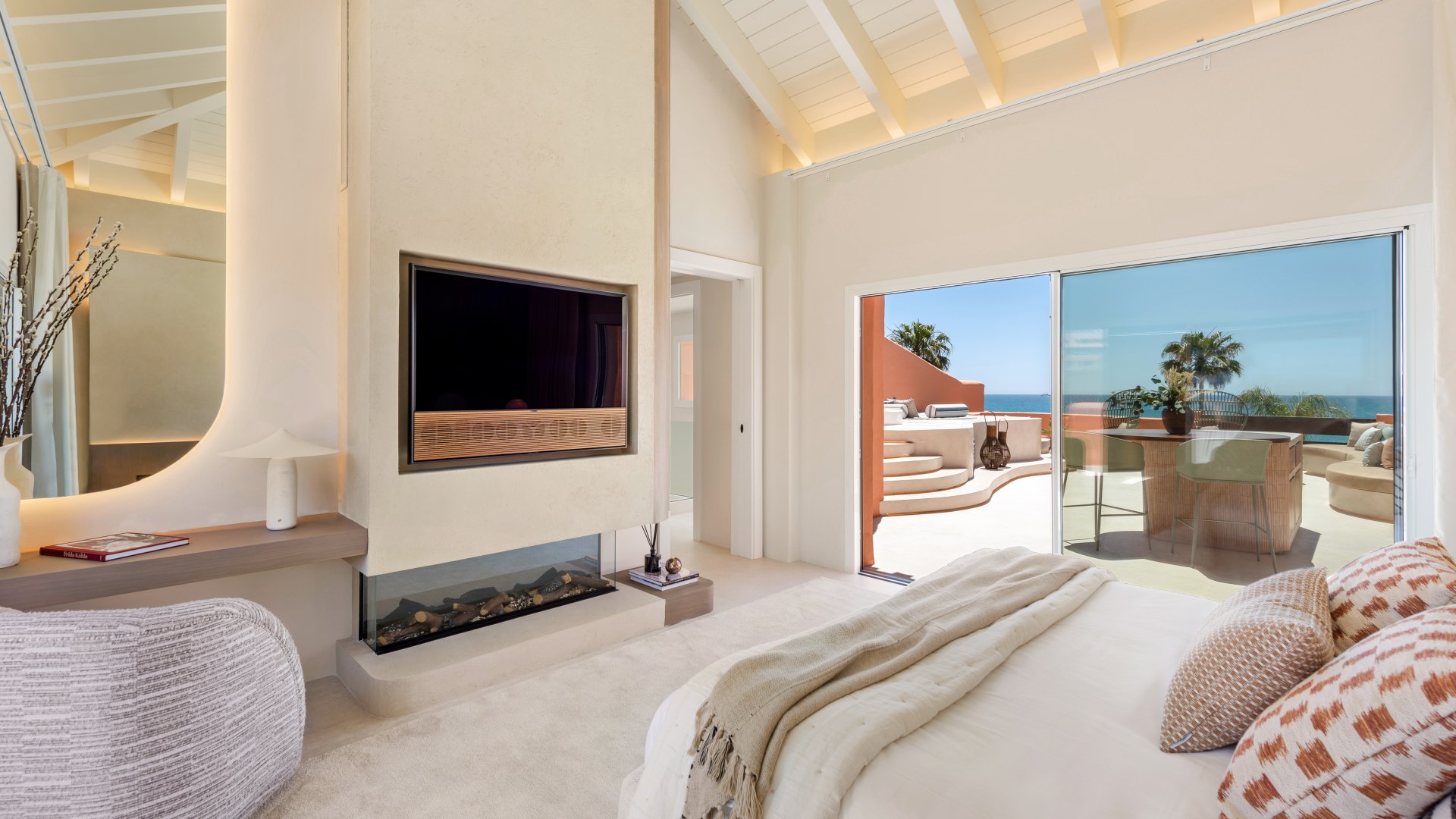 Stunning high end penthouse with spectacular sea views on the beachfront in Marbella East