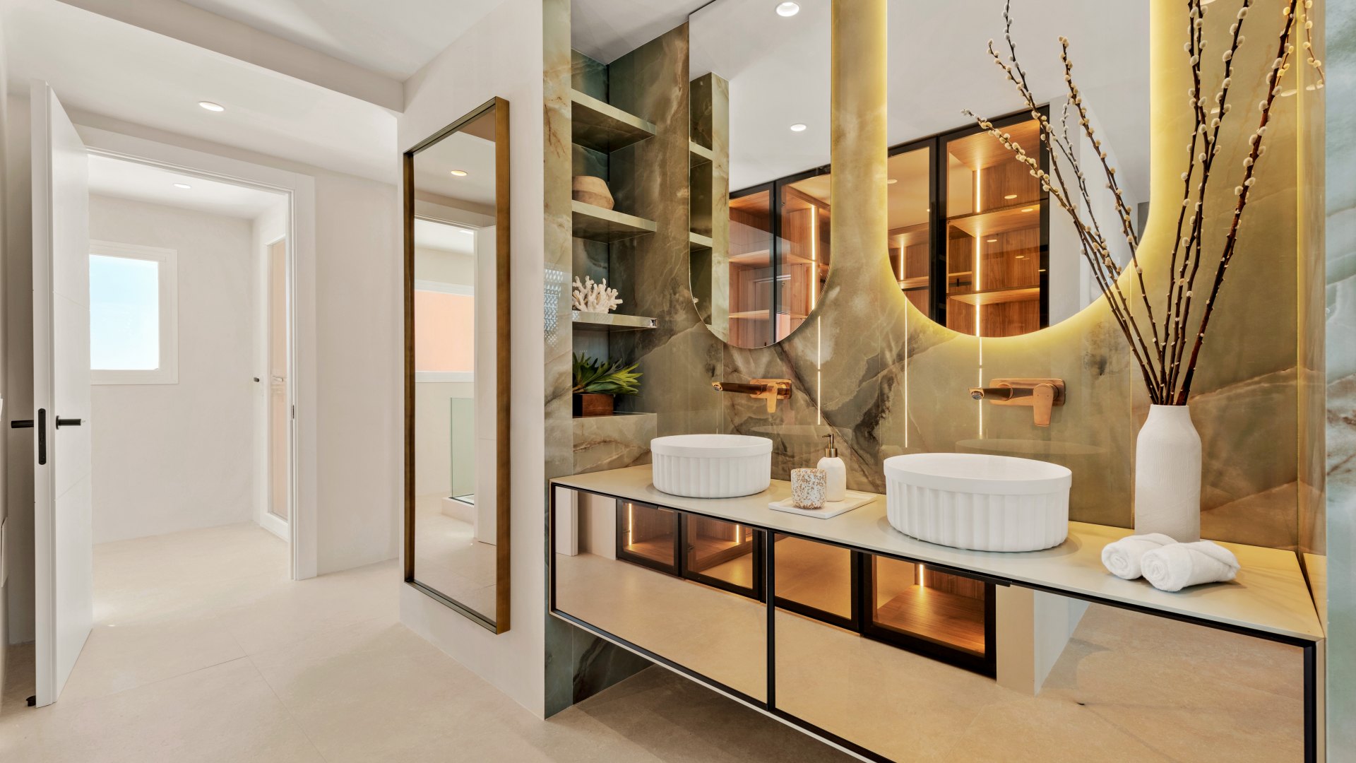 Stunning high end penthouse with spectacular sea views on the beachfront in Marbella East