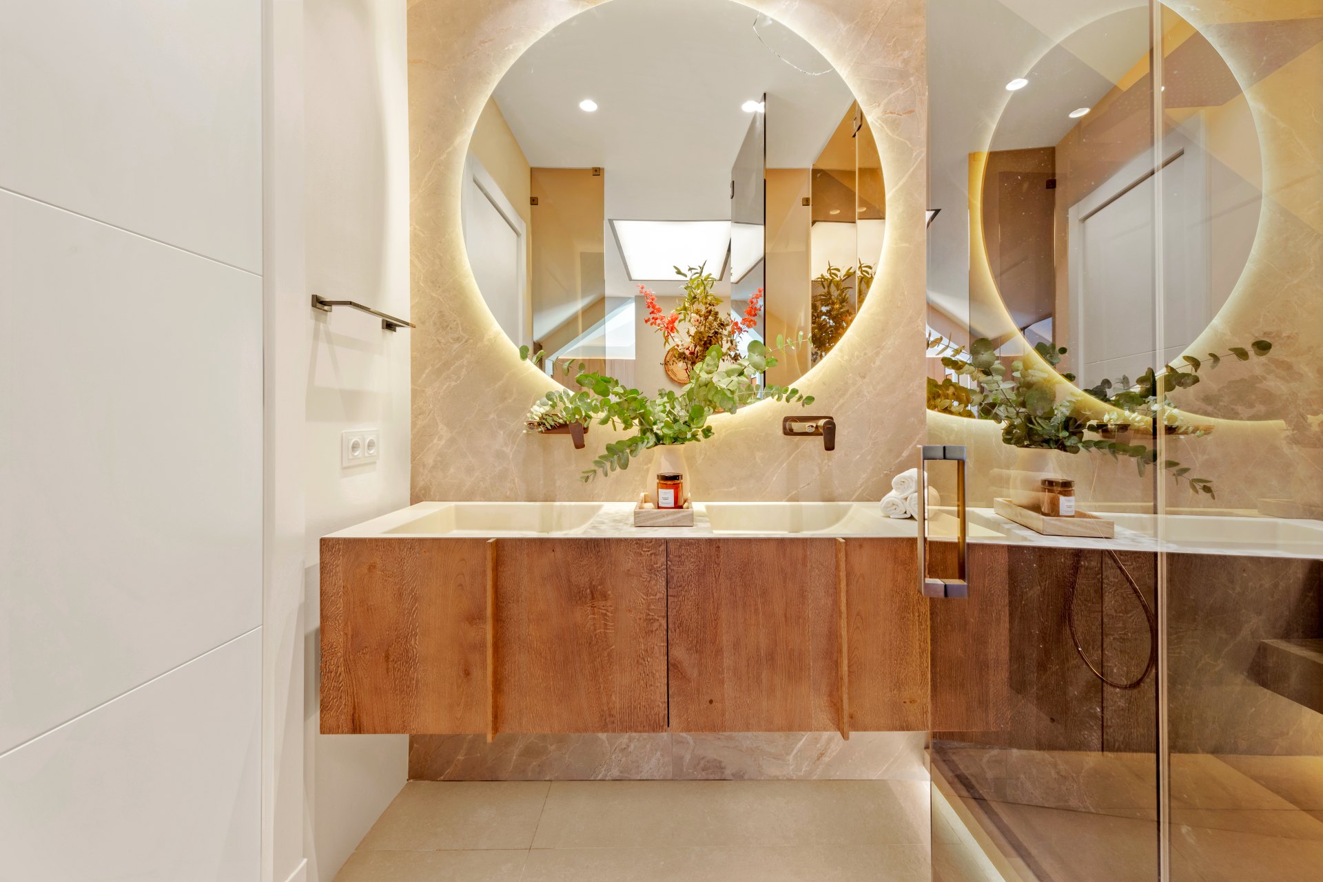 Excepcional ático dúplex con acceso directo a playa y vistas panorámicas al mar en Rio Real, Marbella Este