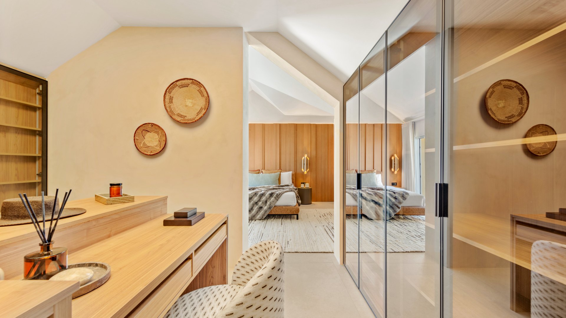 Excepcional ático dúplex con acceso directo a playa y vistas panorámicas al mar en Rio Real, Marbella Este