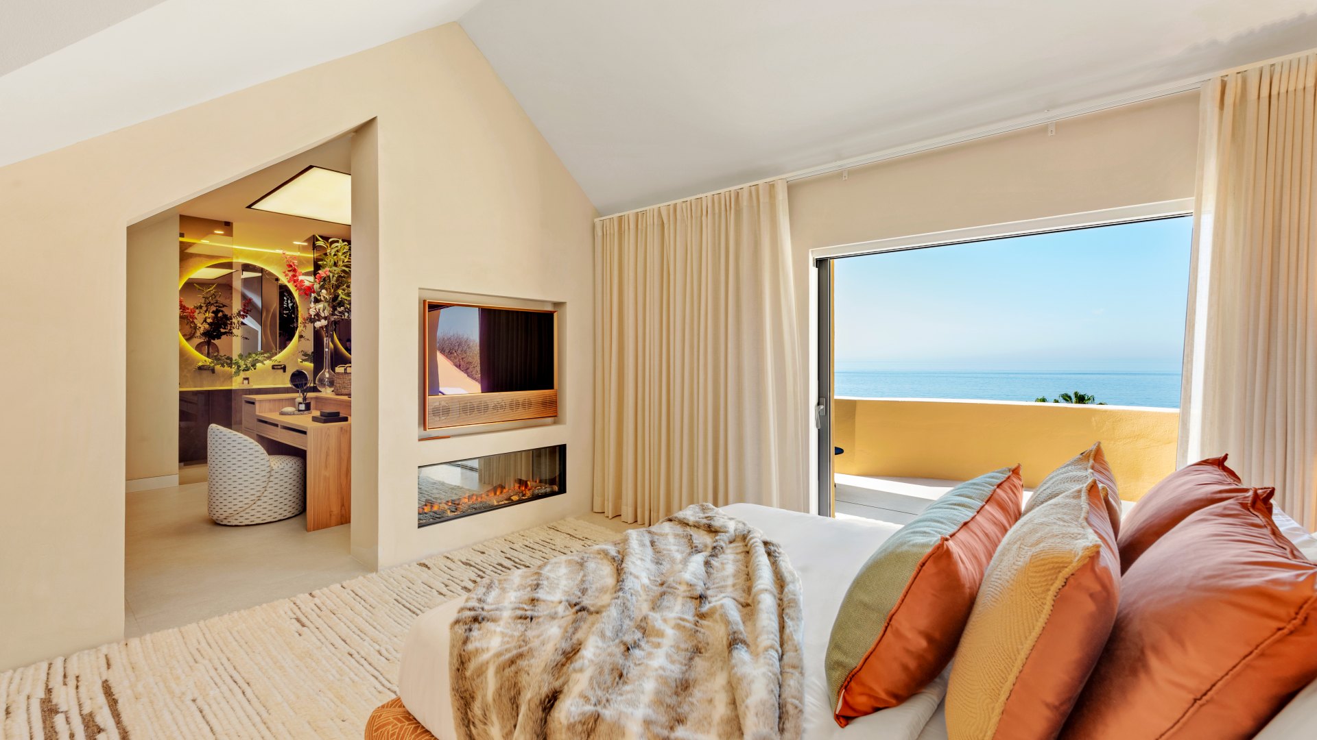 Excepcional ático dúplex con acceso directo a playa y vistas panorámicas al mar en Rio Real, Marbella Este