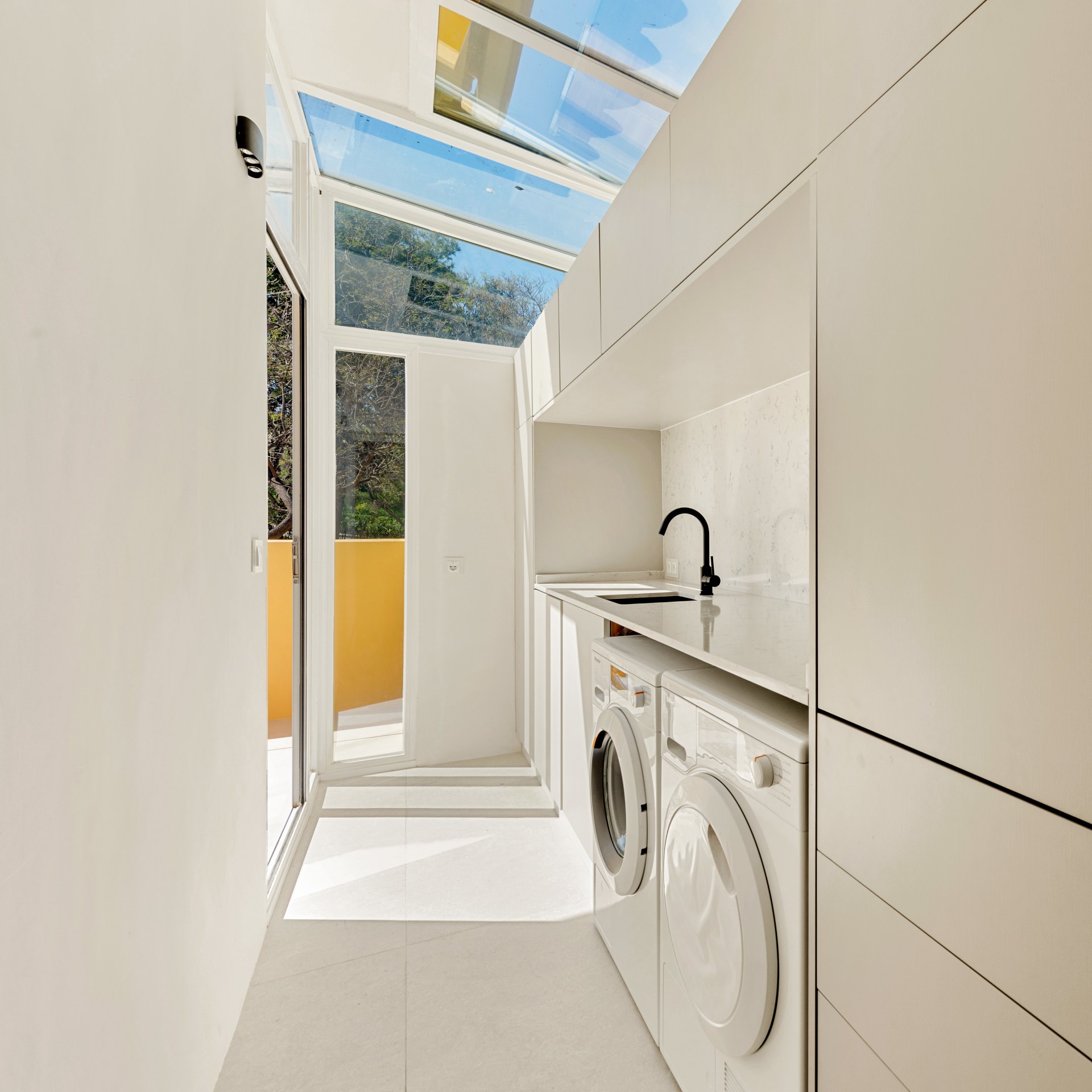 Excepcional ático dúplex con acceso directo a playa y vistas panorámicas al mar en Rio Real, Marbella Este