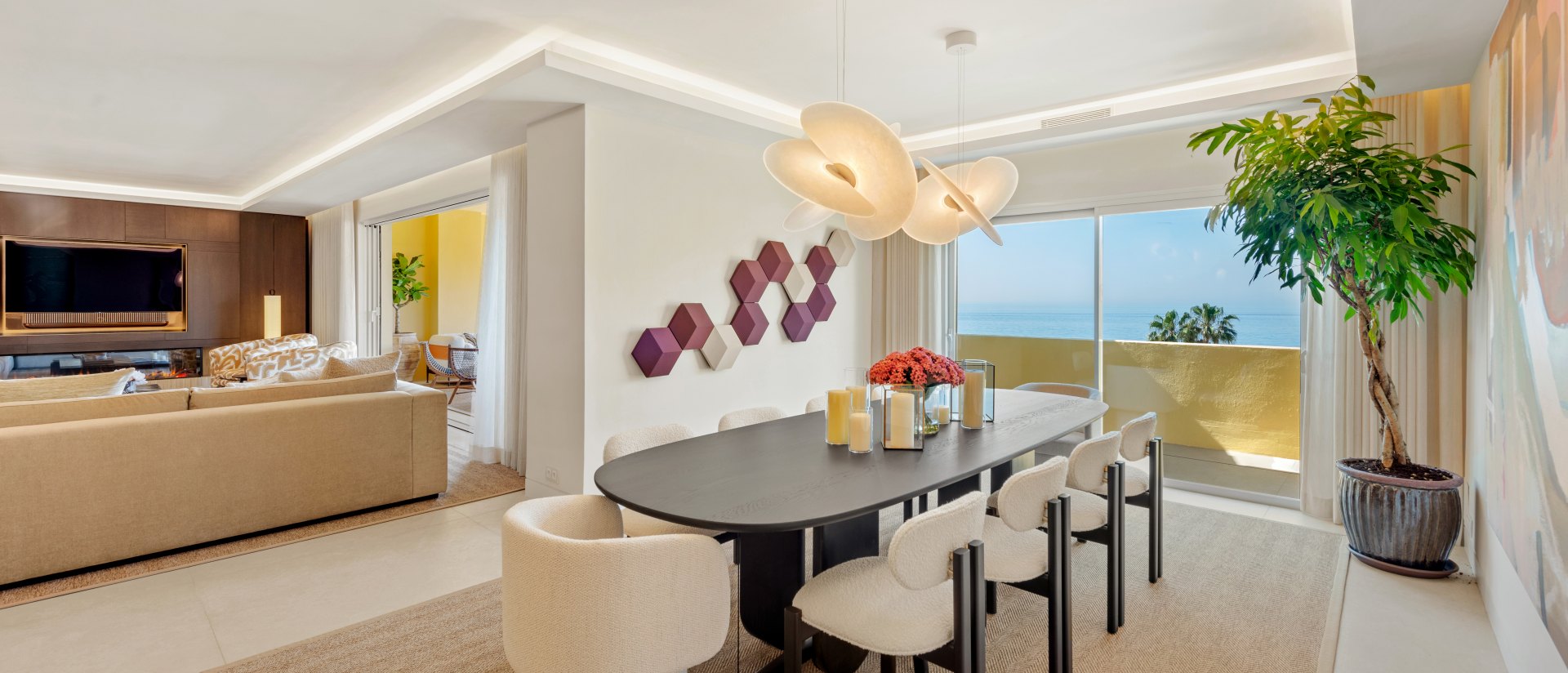 Excepcional ático dúplex con acceso directo a playa y vistas panorámicas al mar en Rio Real, Marbella Este