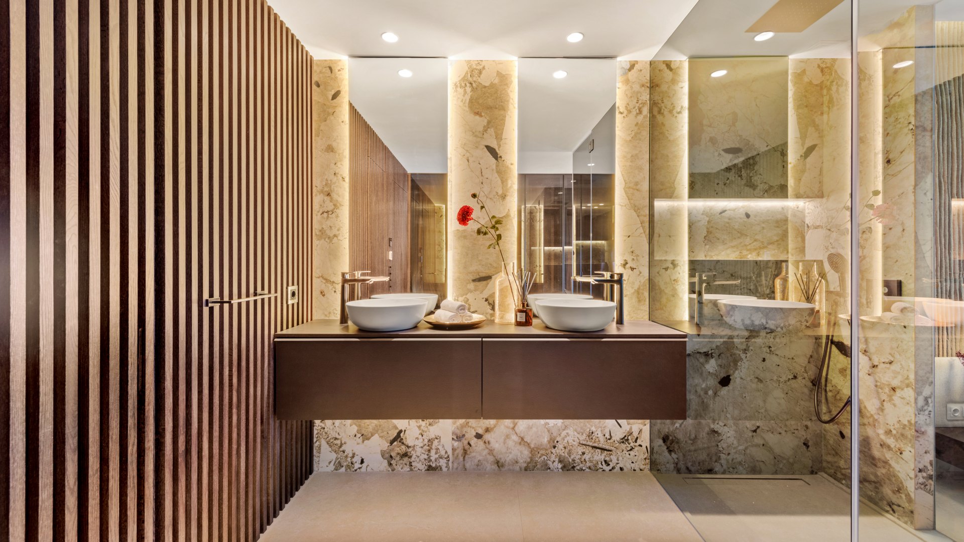 Excepcional ático dúplex con acceso directo a playa y vistas panorámicas al mar en Rio Real, Marbella Este