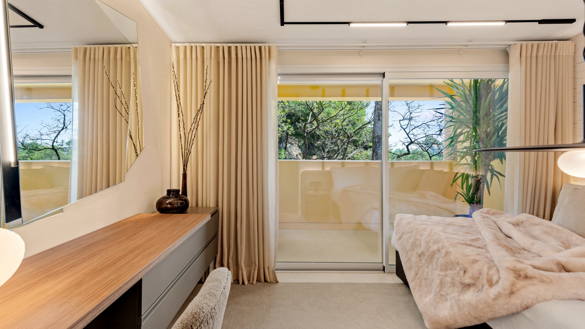 Excepcional ático dúplex con acceso directo a playa y vistas panorámicas al mar en Rio Real, Marbella Este