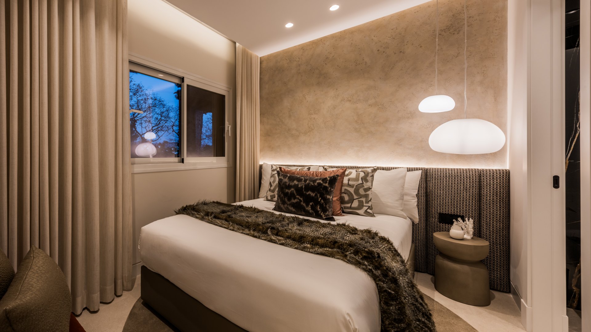 Excepcional ático dúplex con acceso directo a playa y vistas panorámicas al mar en Rio Real, Marbella Este