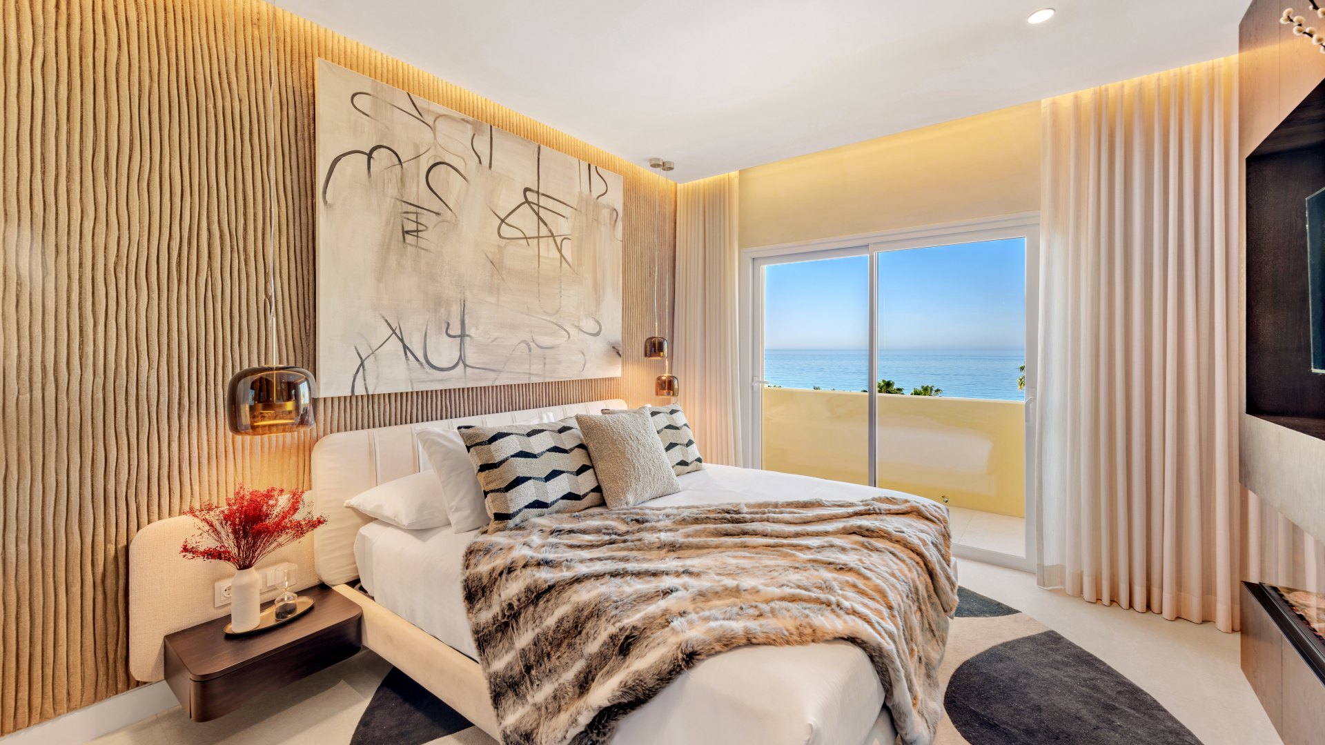 Excepcional ático dúplex con acceso directo a playa y vistas panorámicas al mar en Rio Real, Marbella Este