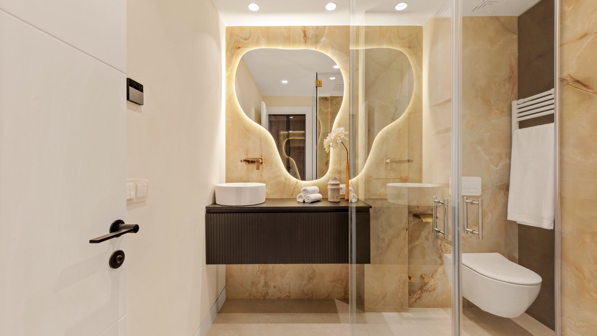 Excepcional ático dúplex con acceso directo a playa y vistas panorámicas al mar en Rio Real, Marbella Este