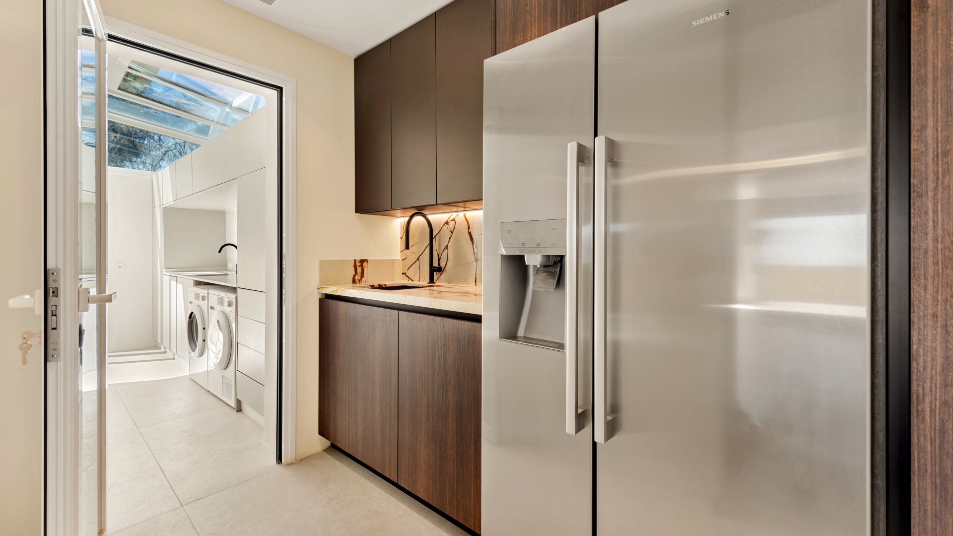 Excepcional ático dúplex con acceso directo a playa y vistas panorámicas al mar en Rio Real, Marbella Este