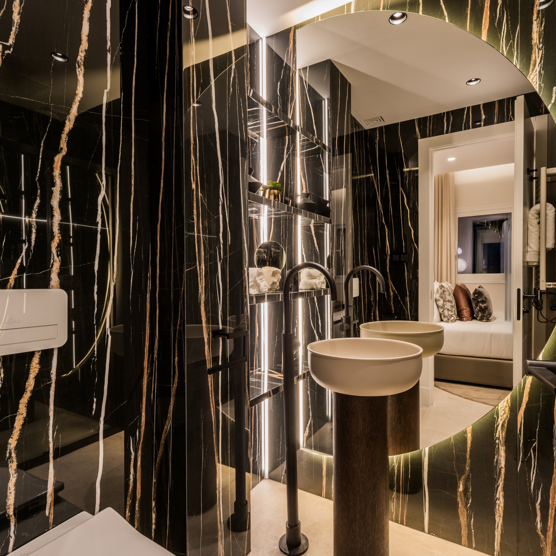 Excepcional ático dúplex con acceso directo a playa y vistas panorámicas al mar en Rio Real, Marbella Este