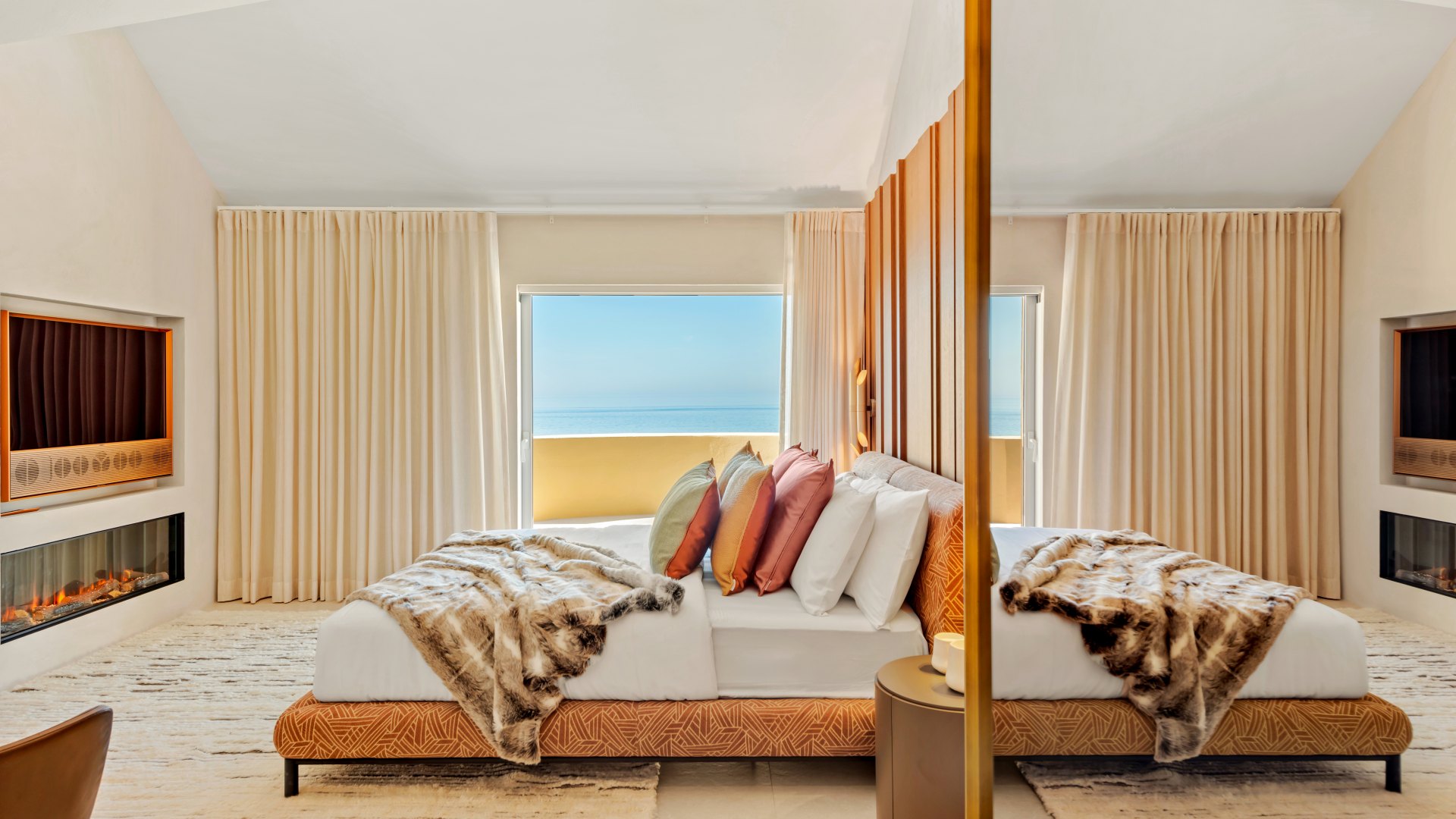 Excepcional ático dúplex con acceso directo a playa y vistas panorámicas al mar en Rio Real, Marbella Este