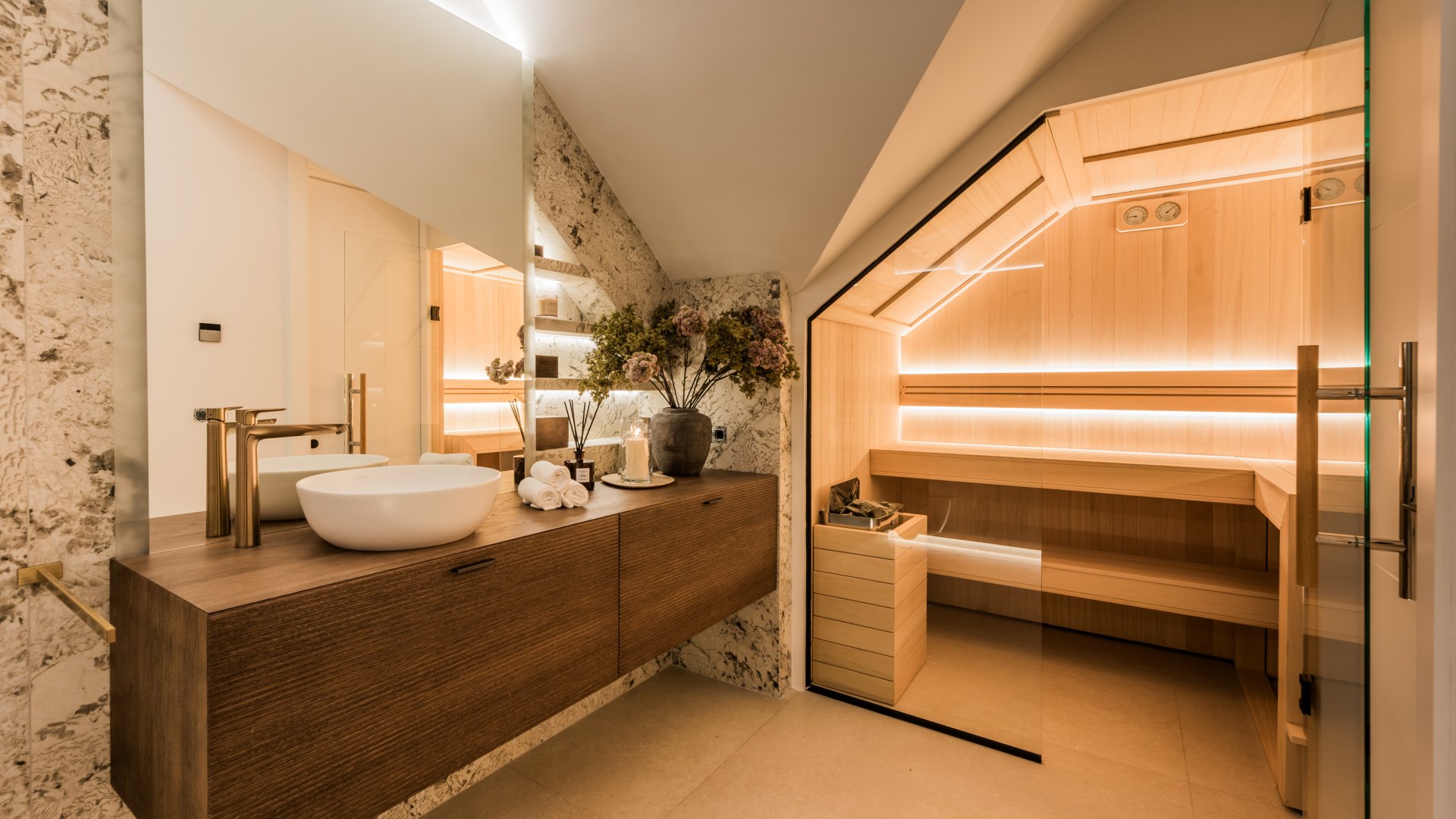 Excepcional ático dúplex con acceso directo a playa y vistas panorámicas al mar en Rio Real, Marbella Este