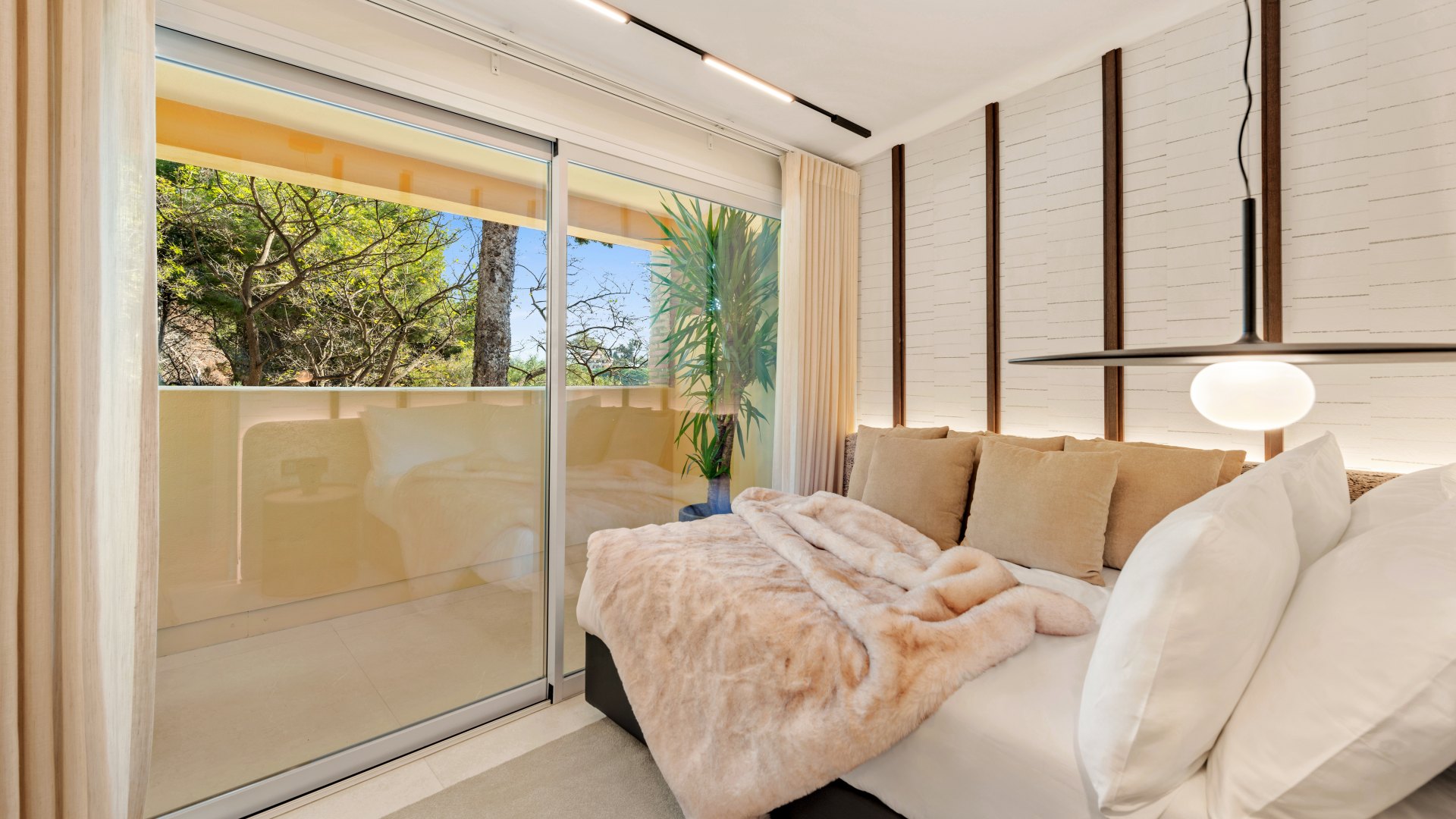 Excepcional ático dúplex con acceso directo a playa y vistas panorámicas al mar en Rio Real, Marbella Este