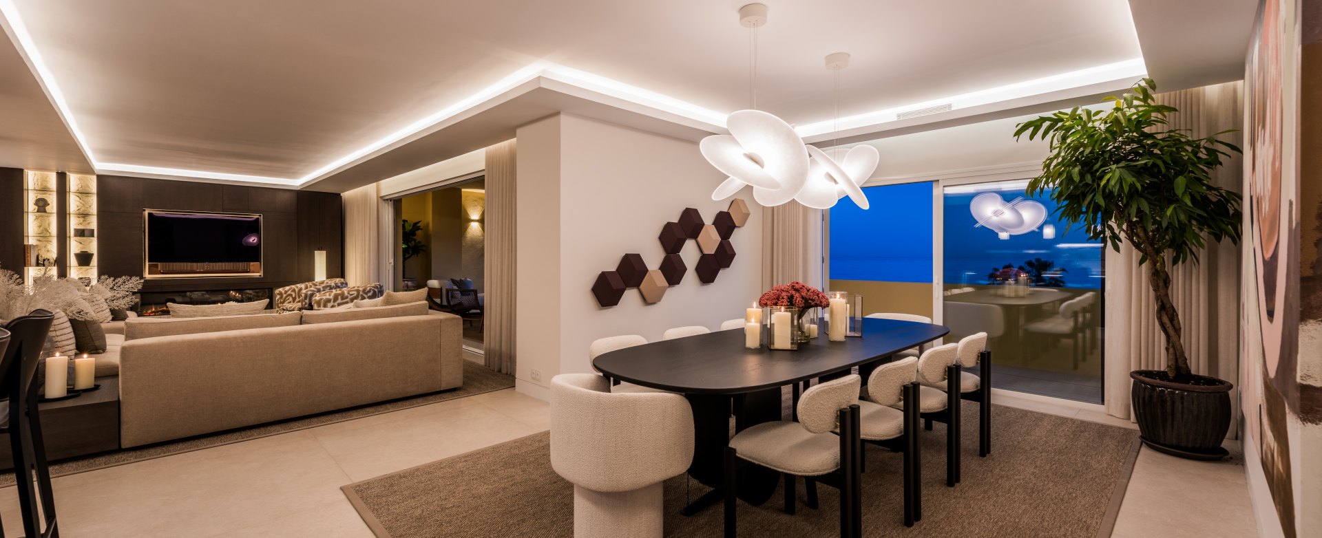 Excepcional ático dúplex con acceso directo a playa y vistas panorámicas al mar en Rio Real, Marbella Este