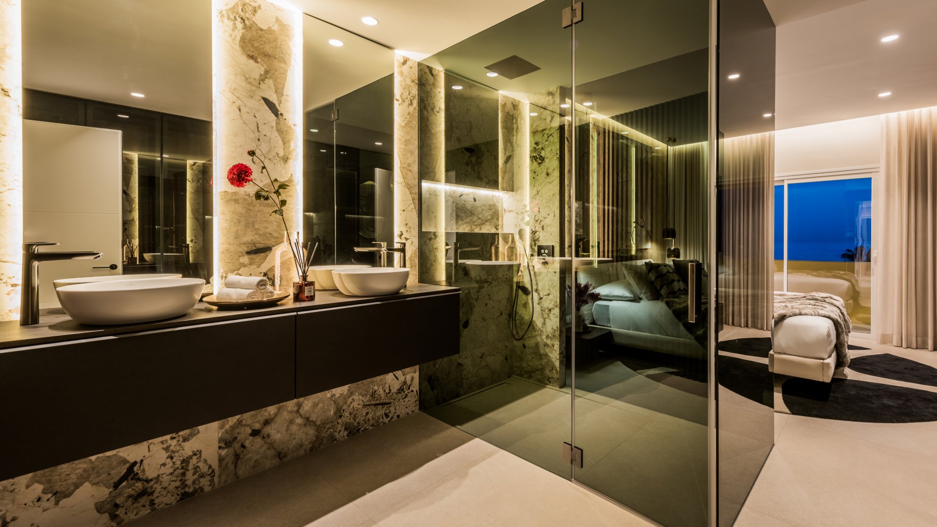 Excepcional ático dúplex con acceso directo a playa y vistas panorámicas al mar en Rio Real, Marbella Este