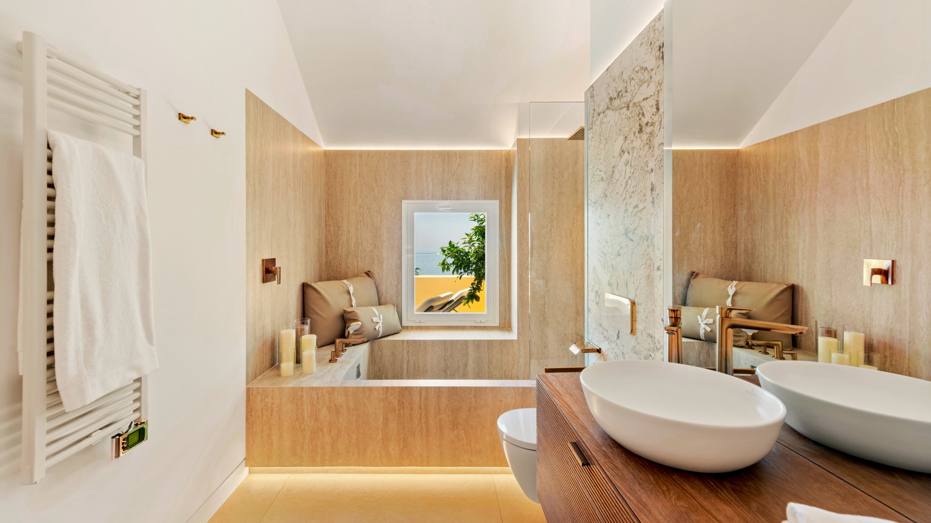 Excepcional ático dúplex con acceso directo a playa y vistas panorámicas al mar en Rio Real, Marbella Este