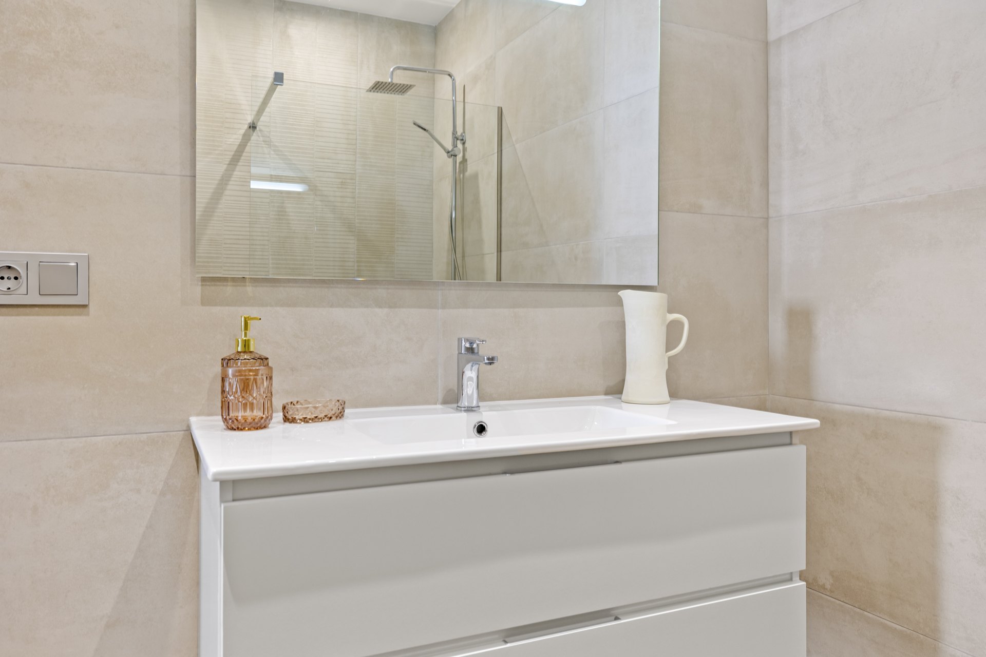 Espectaculares vistas y acceso directo a la playa desde este Atico Duplex en Estepona