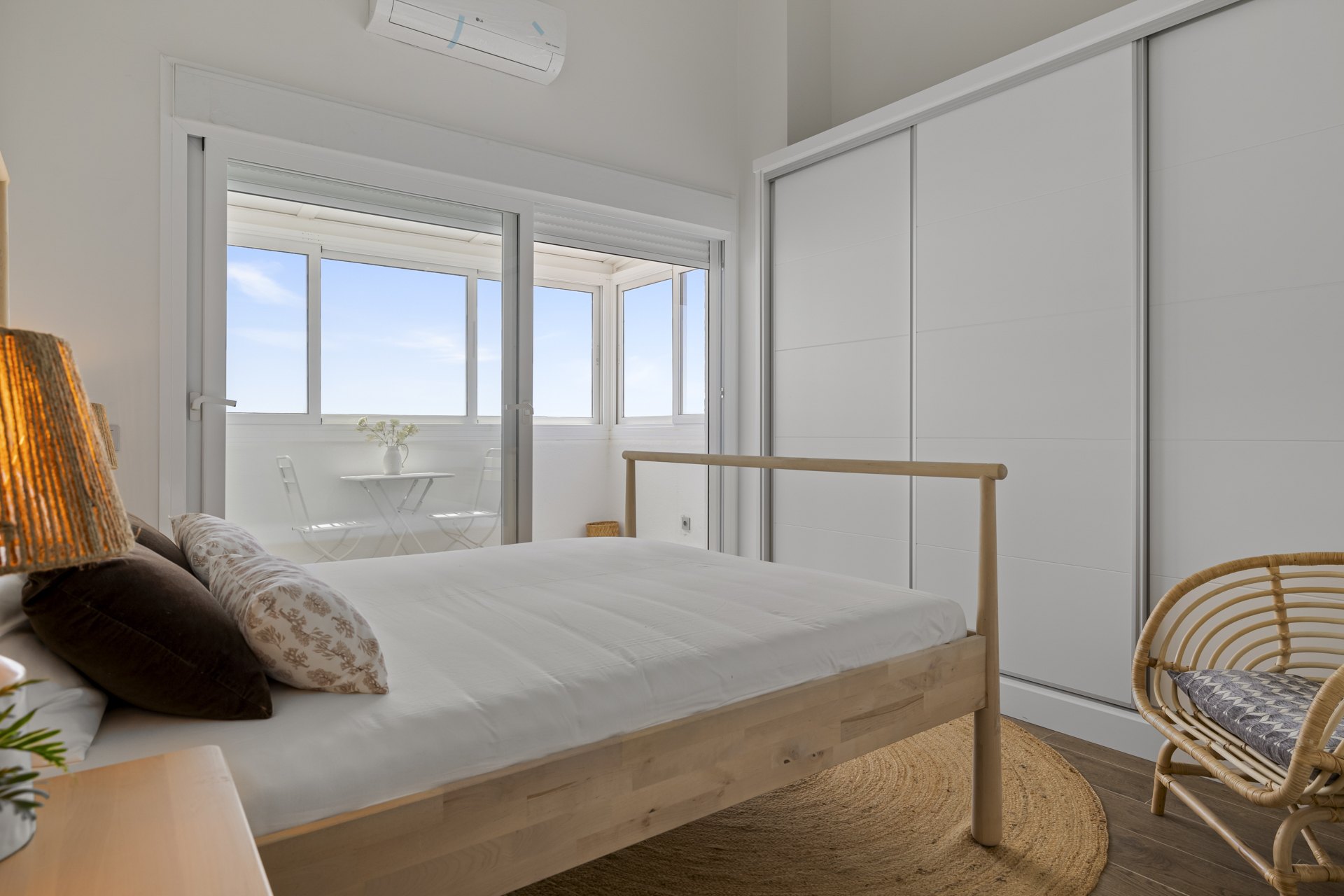 Espectaculares vistas y acceso directo a la playa desde este Atico Duplex en Estepona