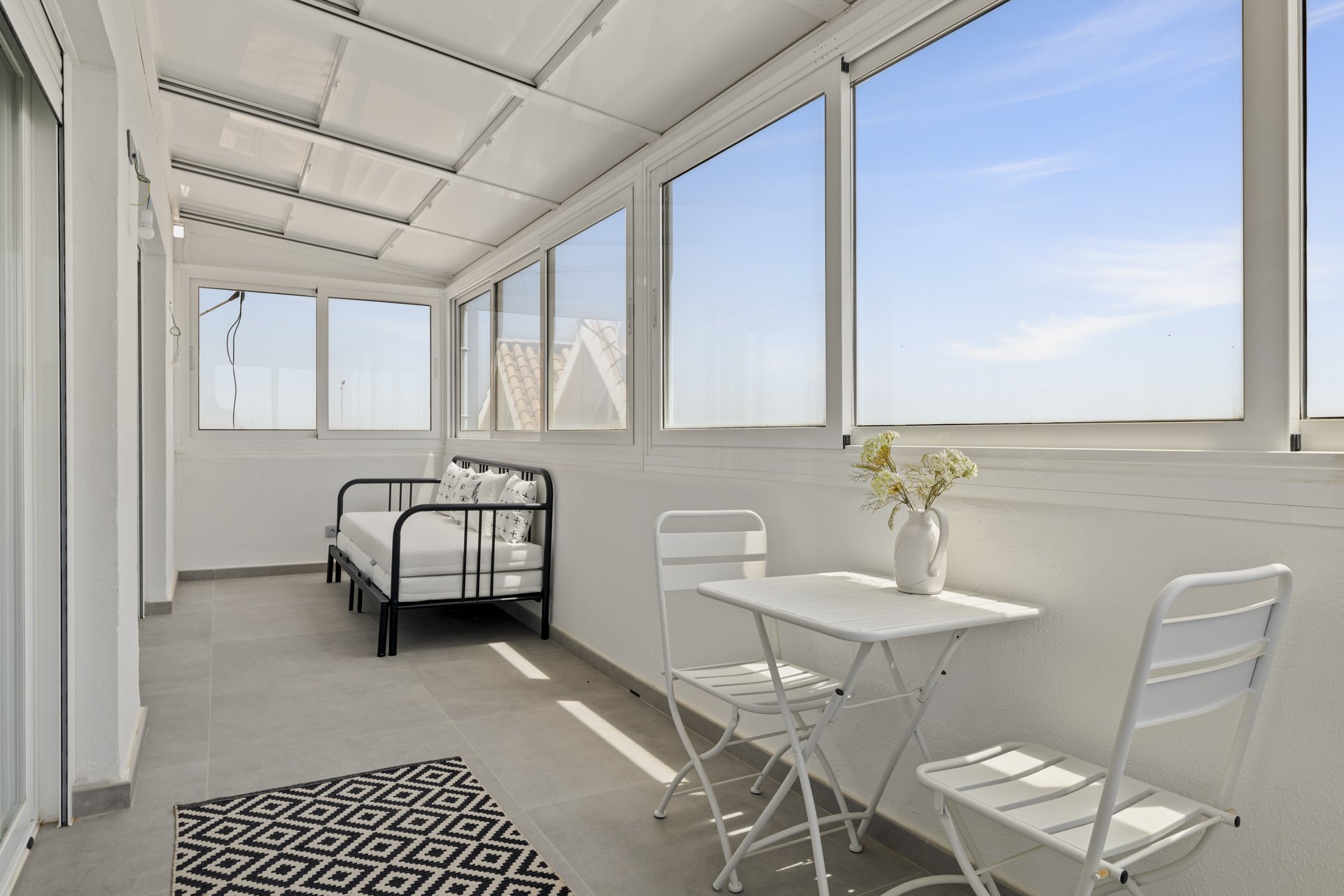 Espectaculares vistas y acceso directo a la playa desde este Atico Duplex en Estepona