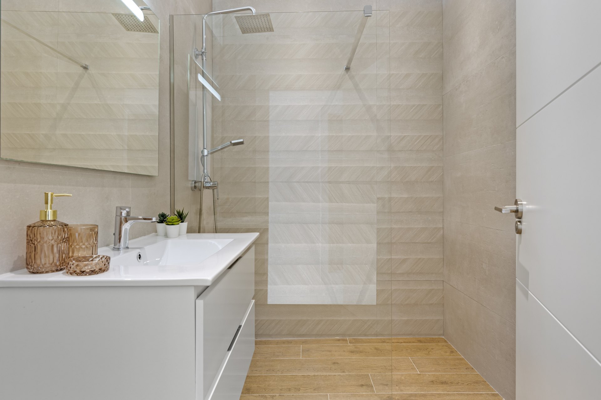 Espectaculares vistas y acceso directo a la playa desde este Atico Duplex en Estepona