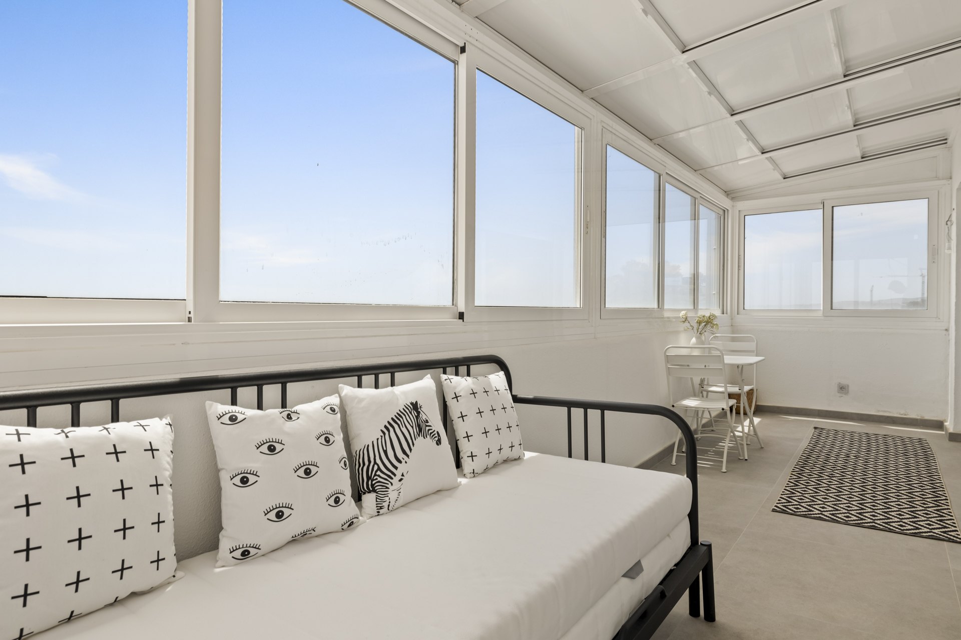 Espectaculares vistas y acceso directo a la playa desde este Atico Duplex en Estepona