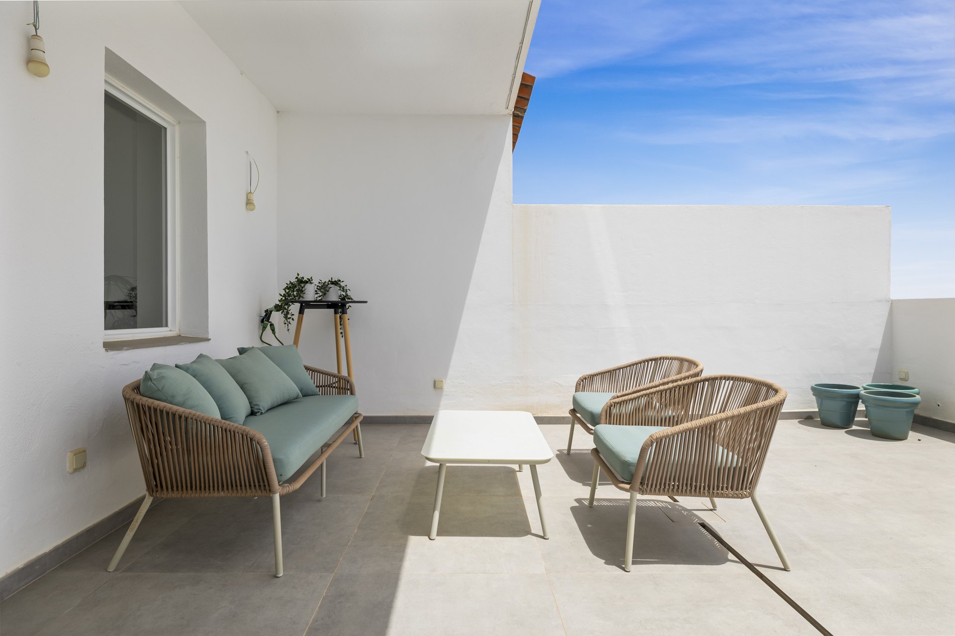 Espectaculares vistas y acceso directo a la playa desde este Atico Duplex en Estepona