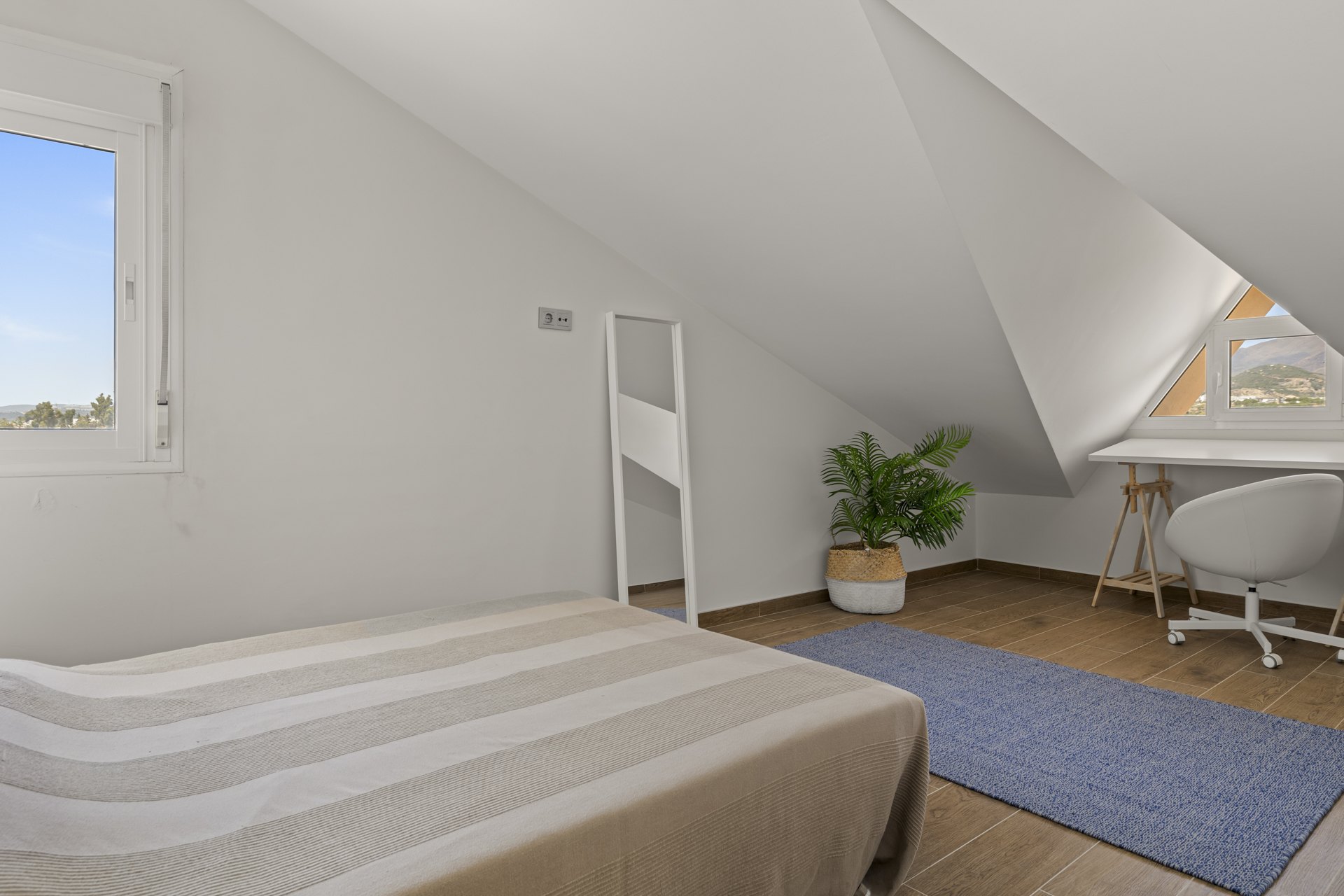 Espectaculares vistas y acceso directo a la playa desde este Atico Duplex en Estepona