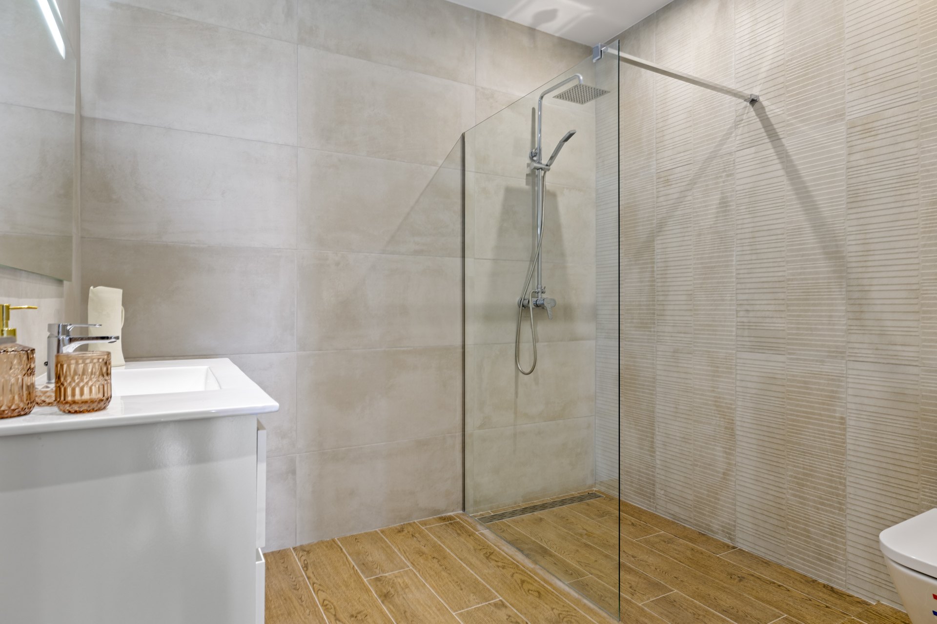 Espectaculares vistas y acceso directo a la playa desde este Atico Duplex en Estepona