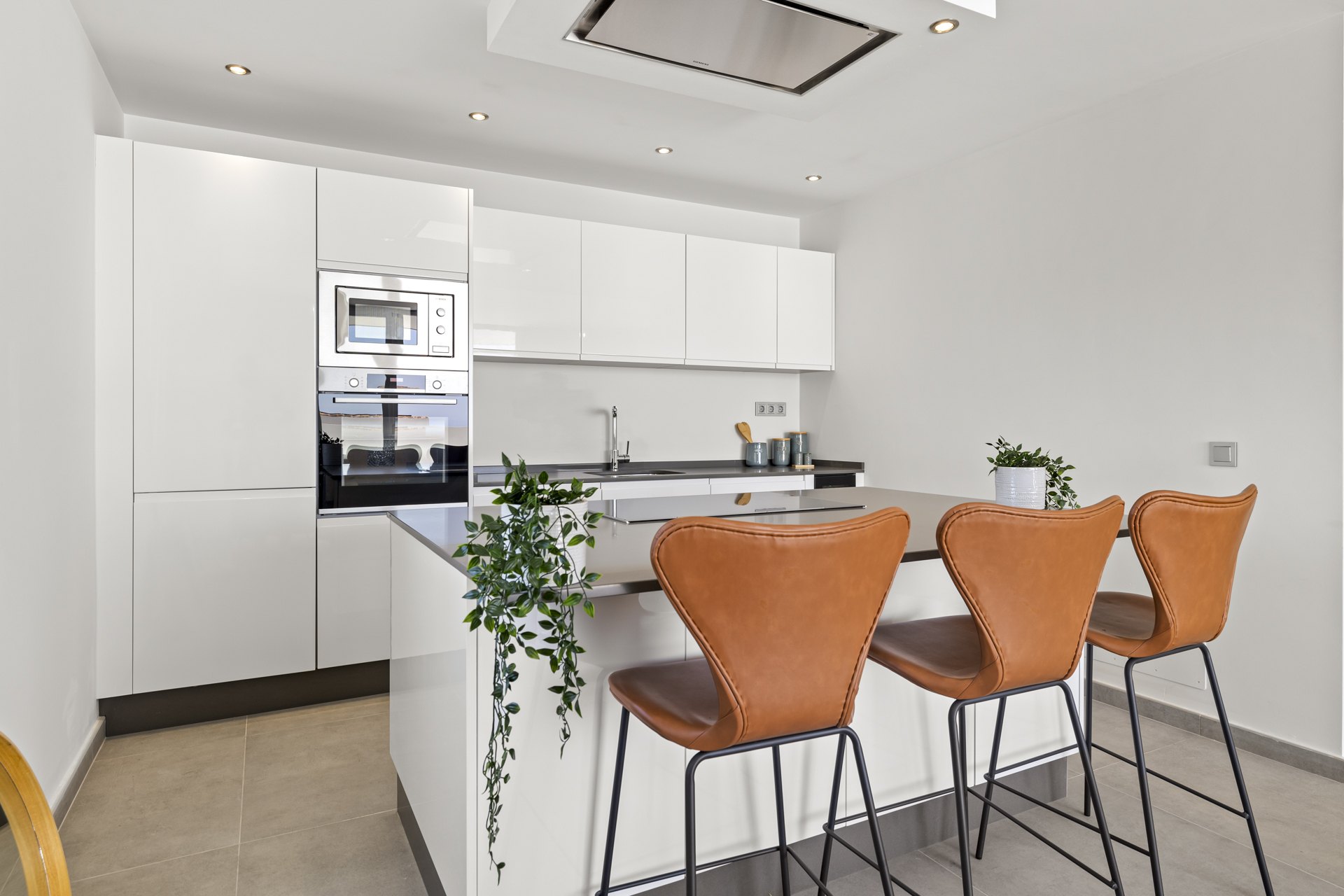 Espectaculares vistas y acceso directo a la playa desde este Atico Duplex en Estepona