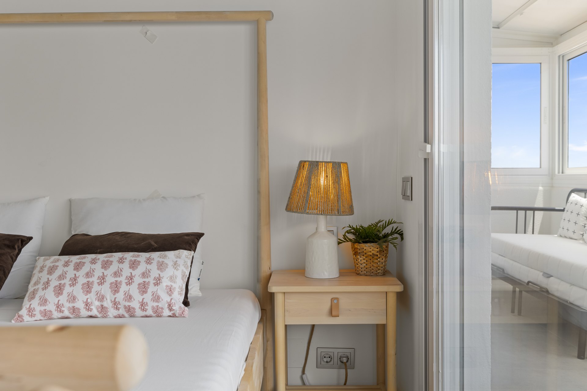 Espectaculares vistas y acceso directo a la playa desde este Atico Duplex en Estepona