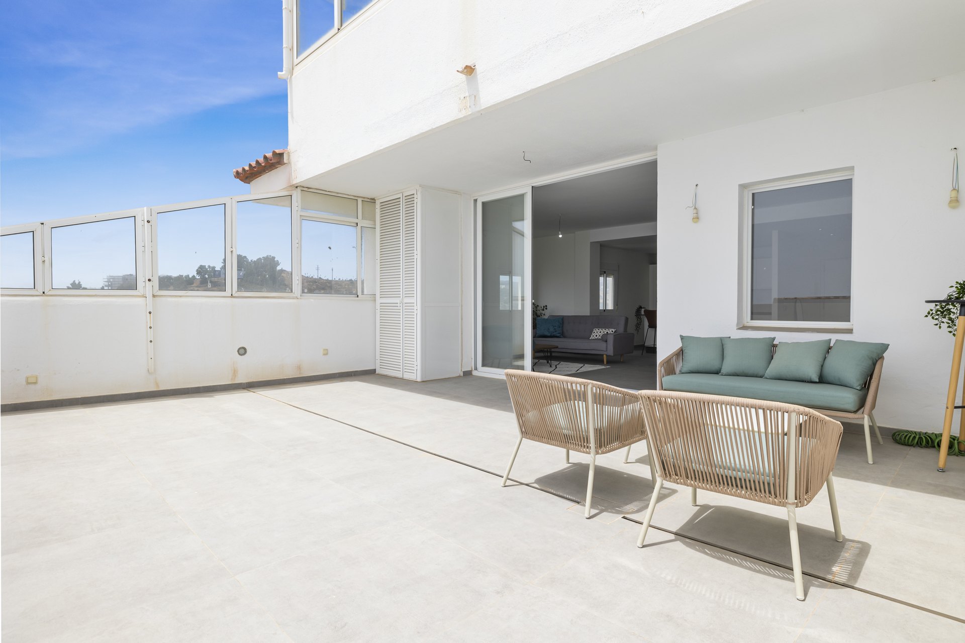 Espectaculares vistas y acceso directo a la playa desde este Atico Duplex en Estepona