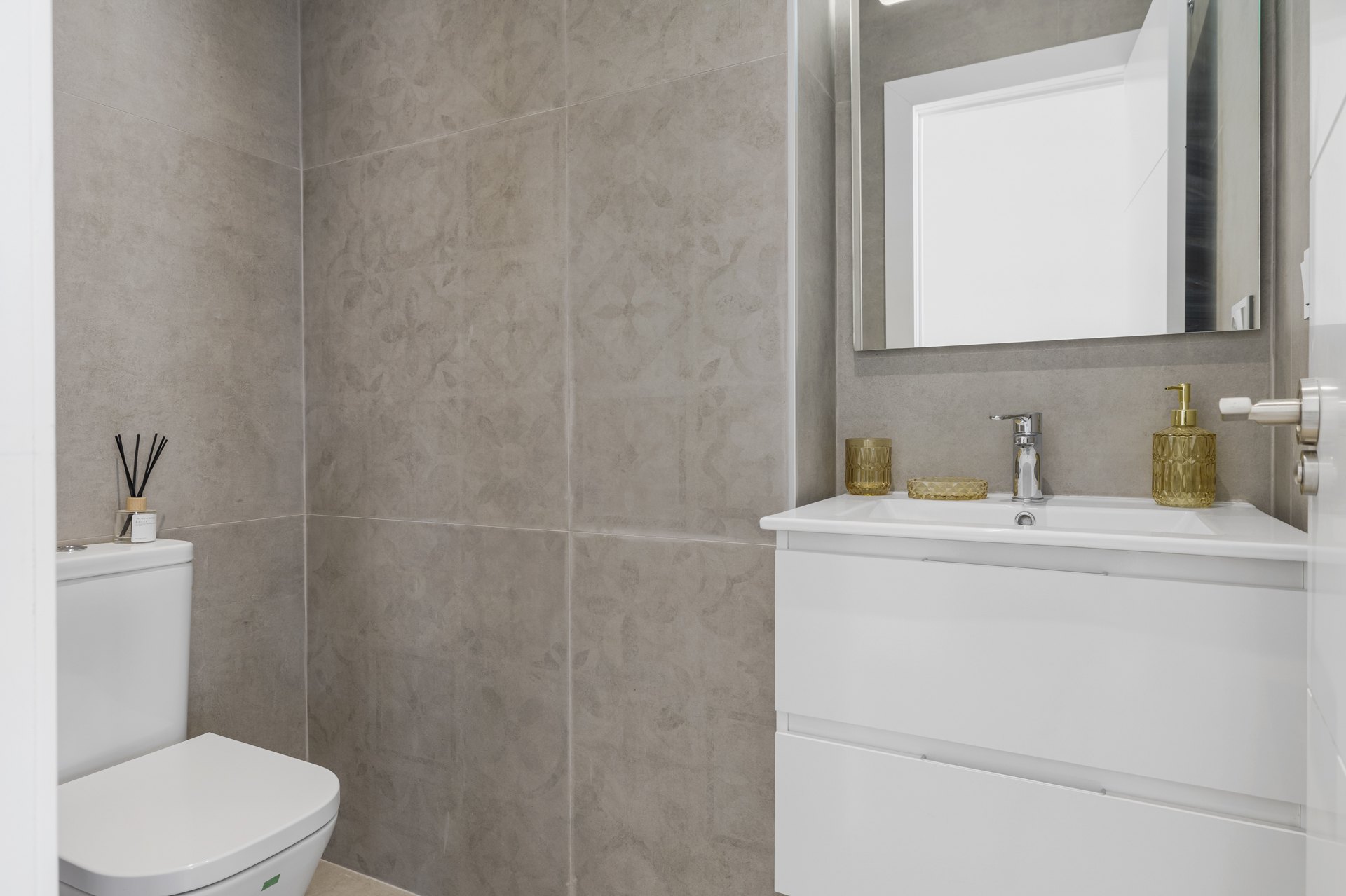 Espectaculares vistas y acceso directo a la playa desde este Atico Duplex en Estepona